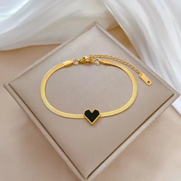 Wholesale Electroplating Golden Plated Heart Shape Titanium Steel Simple Style Classic Style Titanium Steel Bracelets