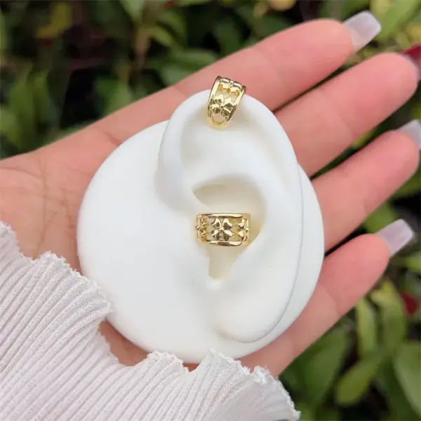 1 Pair Simple Style Classic Style Geometric Inlay Copper Zircon 18K Gold Plated Ear Cus