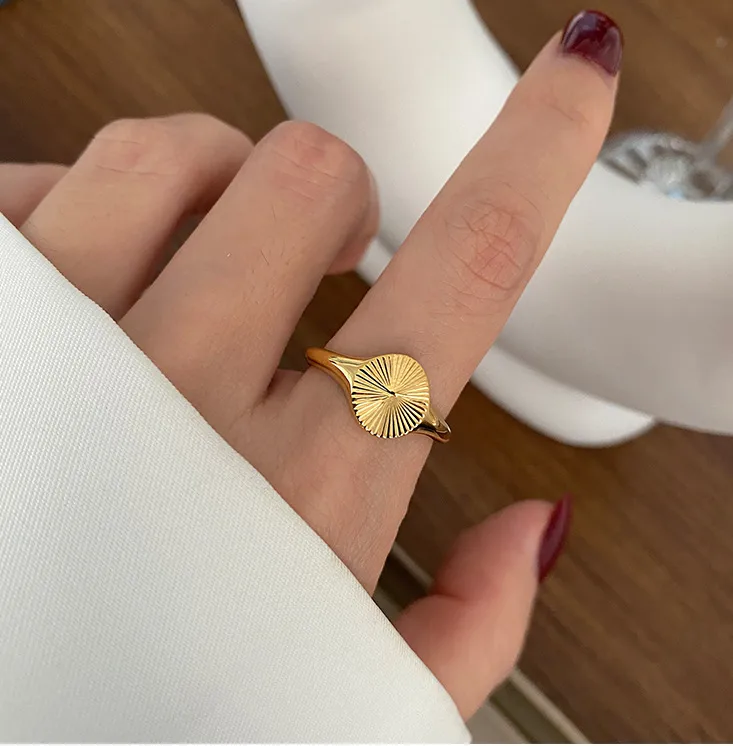 Wholesale PVD Coated Real Gold Plated 18K Gold Heart 304 Stainless Steel Titanium Steel Fashion Waterproof Non Tarnish
