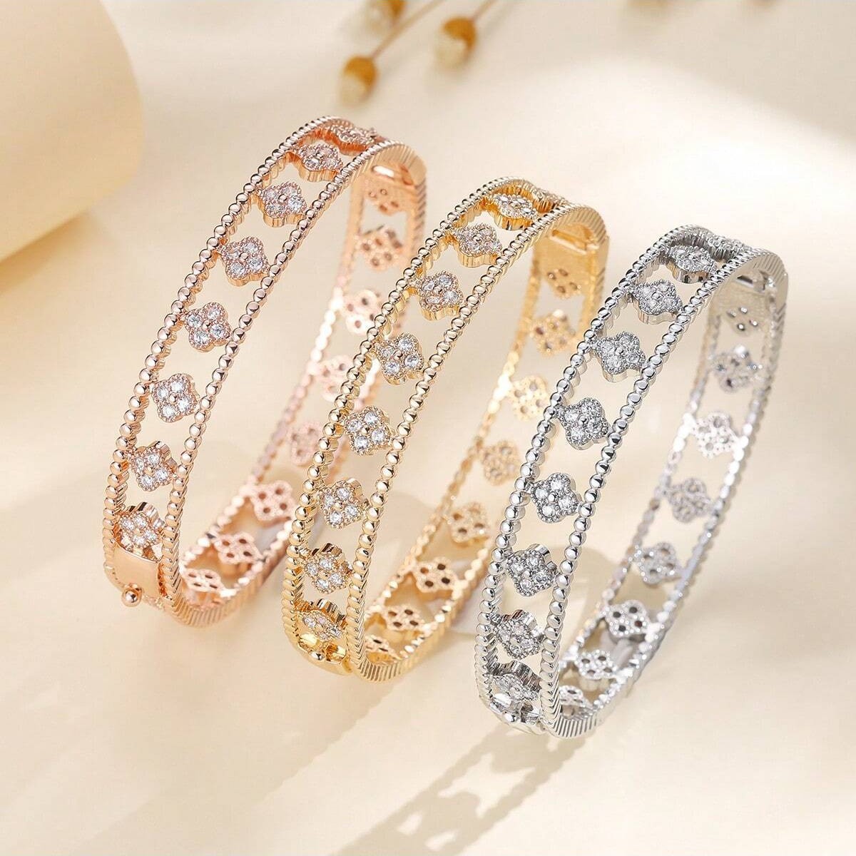 Wholesale Cross-border pular diamond-encrusted four-leaf clover bracelet, fashionable and exquisite bangle, European and American jewelry.