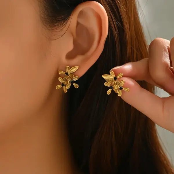 304 Stainless Steel Flower PVD Coated Pearl Real Gold Plated Casual Simple Style Waterproof Non Tarnish Inlay Ear Studs