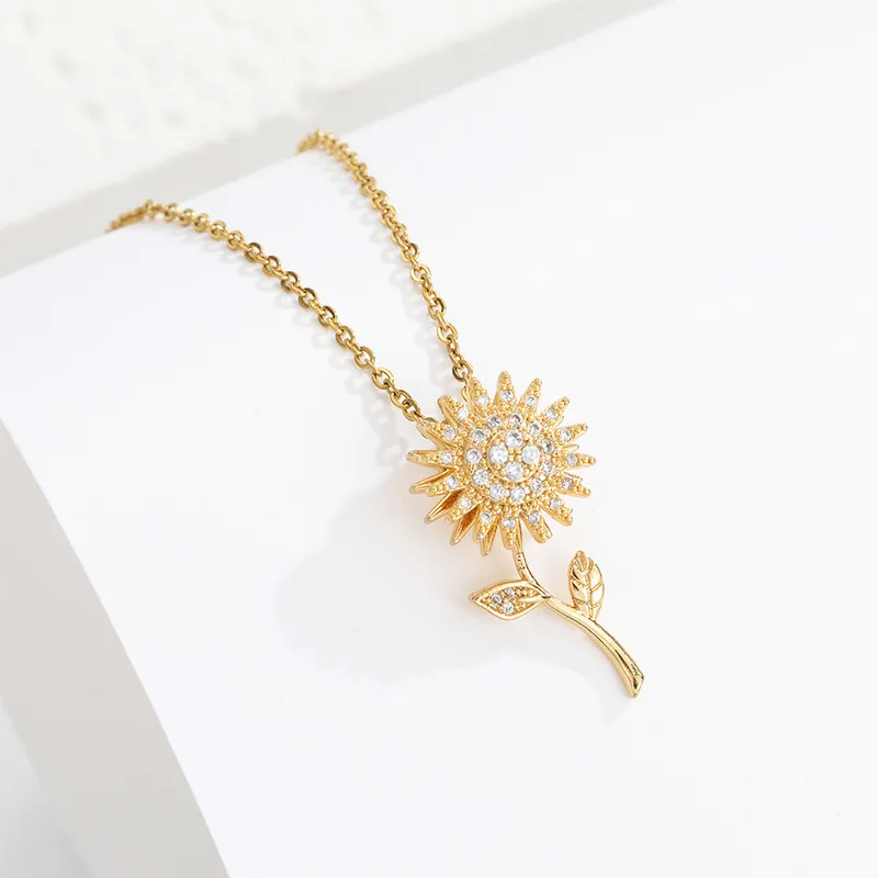 Wholesale Copper Sunflower Electroplating PVD Coated Zirconia 18K Gold Plated Elegant Vintage Style Inlay Cable Chain Pendant Necklace