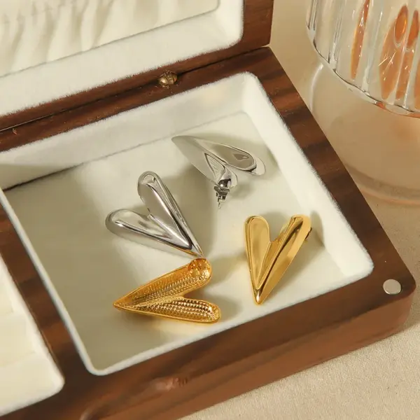 PVD Coated Real Gold Plated Heart Shape 304 Stainless Steel Simple Style Waterproof Non Tarnish Ear Studs