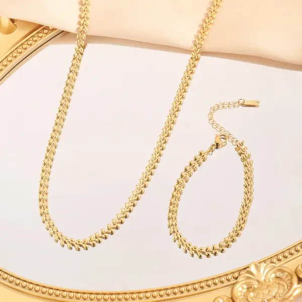 Wholesale Elegant Gold Titanium Steel Wheat Ear Heart Shaped Necklace For Women Non Fading Luxury Geometry Pattern Choker Necklace