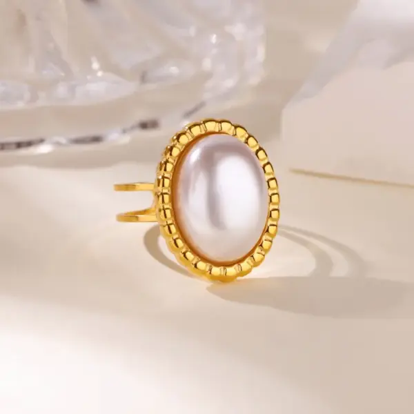 Wholesale Luxurious Vintage Large Imitation Pearl Women's Ring 18K Gold Plated Four-Leaf Clover Rotating Heart Blue Zircon Jewelry Ring