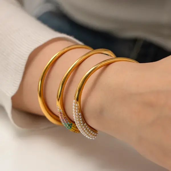 oly-d392acf82c522b14644a6e325673a936 Wholesale 304 Stainless Steel Circle PVD Coated Rhinestones 18K Gold Plated Real Gold Plated Elegant Waterproof Non Tarnish Inlay Gold Bangle