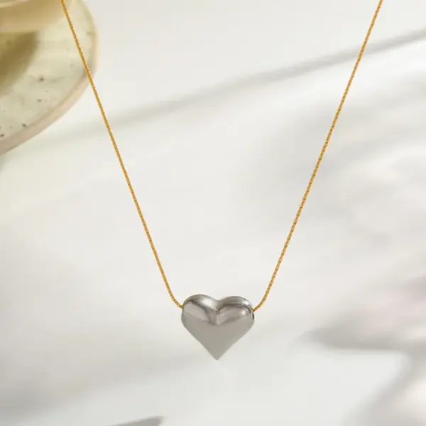 Wholesale Vacuum Electroplating (In Furnace) Plated 18K Real Gold Vintage Style Round Heart-shaped Flower 304201 Stainless Steel Women's Necklace