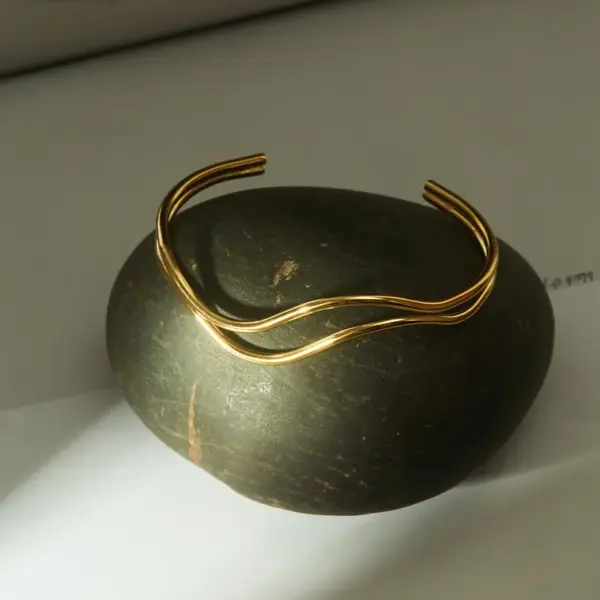 Wholesale Ion Plating (IP) Real Gold Plated Lines 304 Stainless Steel Simple Style Waterproof Non Tarnish 304 Stainless Steel Bangle Electroplated