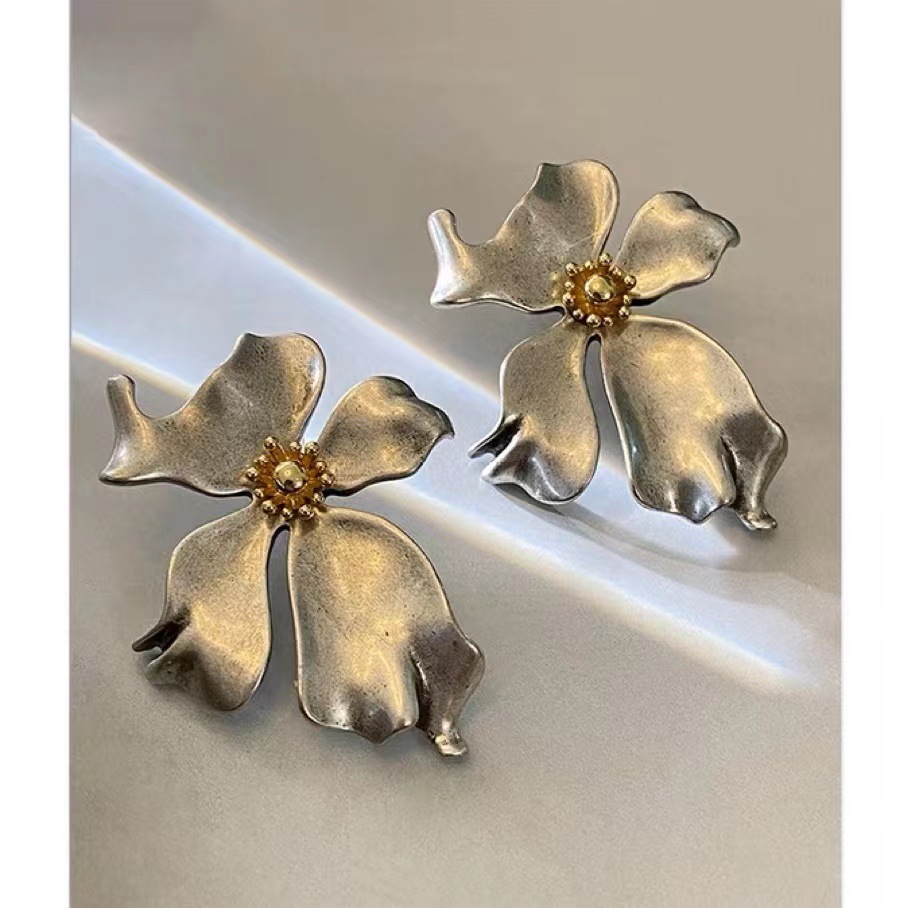 Wholesale High-end Retro Flower Earrings Metal Hong Kong-style Niche Design vintage Distinctive Show Exaerated Earrings