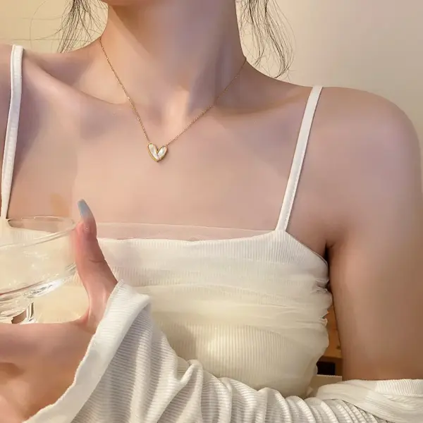 Wholesale 304 Stainless Steel Heart Shape PVD Coated Golden Plated Simple Style Plating Gold Pendant Necklace