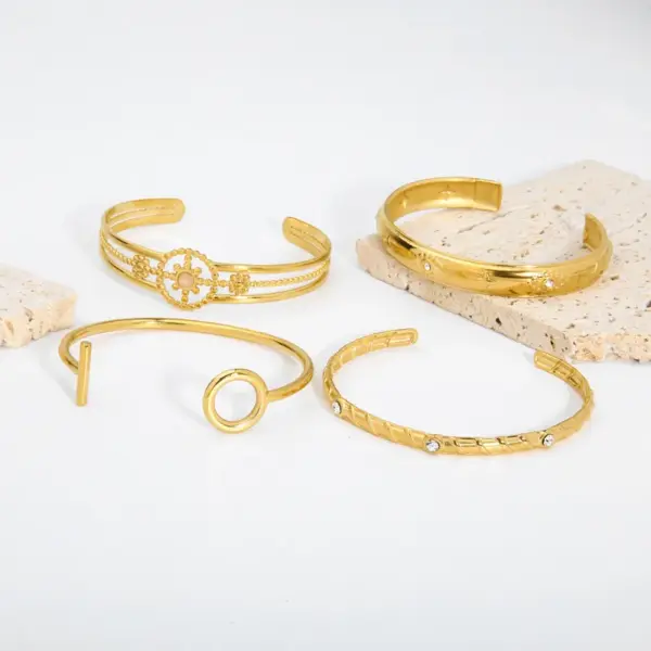 PVD Coated Real Gold Plated 18K Gold Geometric Heart Shape Snake 304 Stainless Steel Modern Style Waterproof Non Tarnish 304 Stainless Steel Bangle