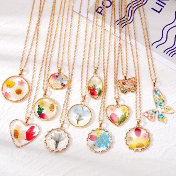 Wholesale Bohemian natural dried flower geometric polygon butterfly necklace epoxy pastoral style small floral pendant