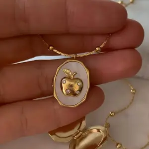 Apple Shell Open and Close Necklace