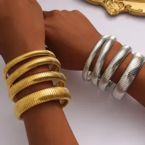 Wholesale 304 Stainless Steel Solid Color PVD Coated 18K Real Gold Plated Vintage Style Classic Style Waterproof Non Tarnish Gold Silver Bangle