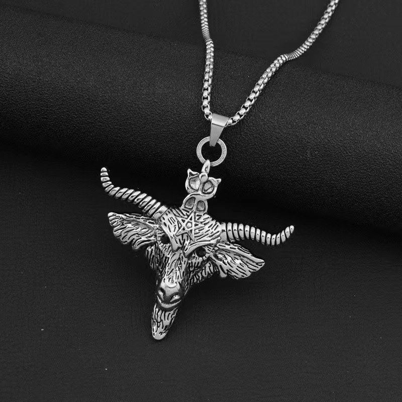 Wholesale European and American men's personality all-match titanium steel necklace punk hip hop pendant cow head necklace vintage sweater chain aesso