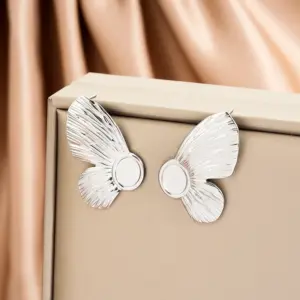 E1402-B (a Pair of Silver Ear Studs)