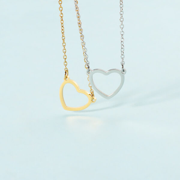 Wholesale European and American simple temperament hollow heart necklace stainless steel love clavicle chain female titanium steel peach heart pendant