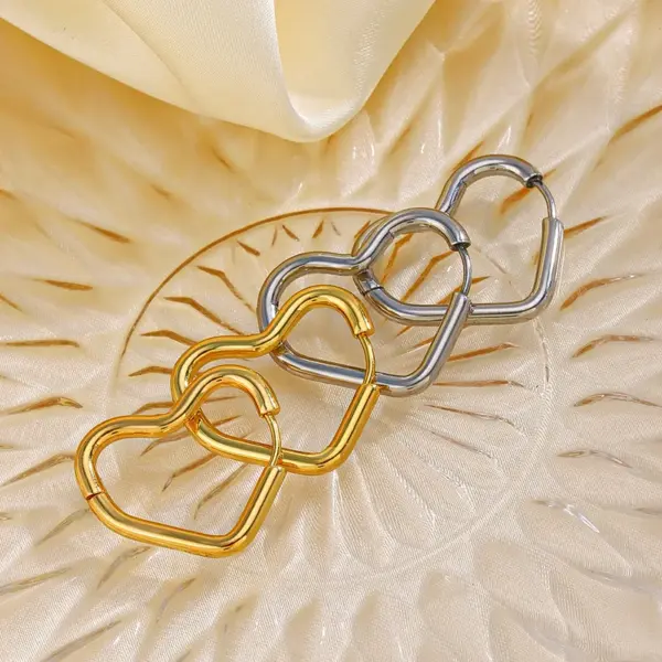 Wholesale PVD Coated 18K Gold Plated Heart Shape 304 Stainless Steel Simple Style Streetwear Waterproof Non Tarnish Earrings