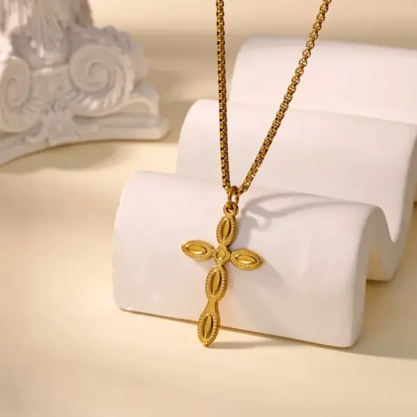 Wholesale 18K Gold Plated 304 Stainless Steel Vacuum Electroplated Zircon Cross Lip Crab Spider Electroplated Cable Chain/Cross Chain/O Chain Pendant Necklace Unisex Party Holiday Gift