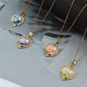Wholesale Hot-Selling Heart Flower Necklace for Women, Niche Retro Light Luxury Pearl Clavicle Chain, Fashionable and Versatile Accessory