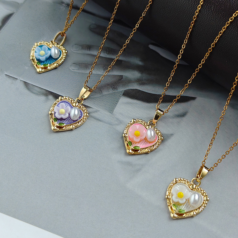 Wholesale Hot-Selling Heart Flower Necklace for Women, Niche Retro Light Luxury Pearl Clavicle Chain, Fashionable and Versatile Aessory