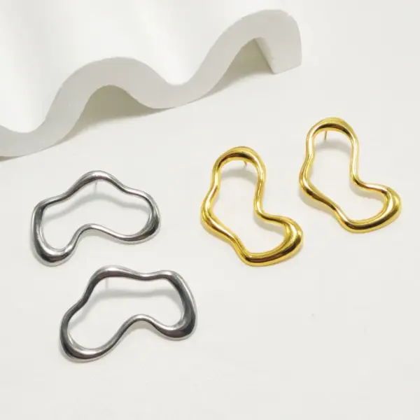 Wholesale 304 Stainless Steel Heart Shape Electroplating Golden Plated Simple Style Waterproof Non Tarnish Hollow Out Gold Silver Ear Studs