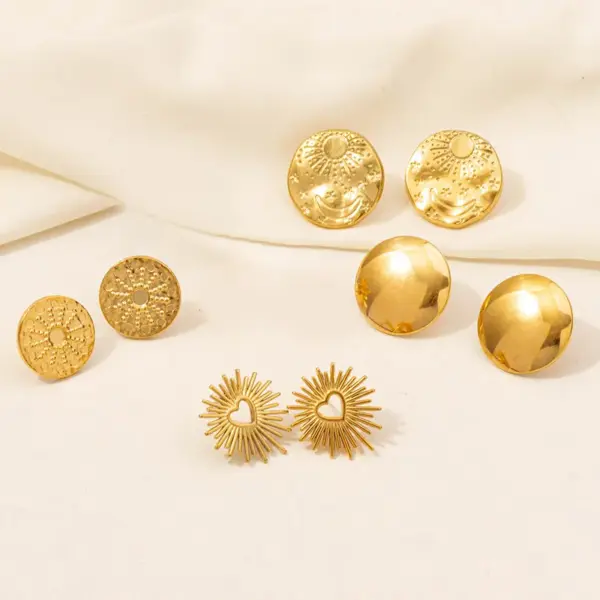 Wholesale Ion Plating (IP) Real Gold Plated 18K Gold Sun Moon Heart Shape 304 Stainless Steel Basic Modern Style Classic Style Waterproof Non Tarnish Ear Studs