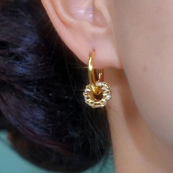 Wholesale Hot Earrings Light Luxury High Sense Zircon Small Ear Ring 2024 New Fashionable Earrings Hong Kong Style Retro Ear Buckle Earrings