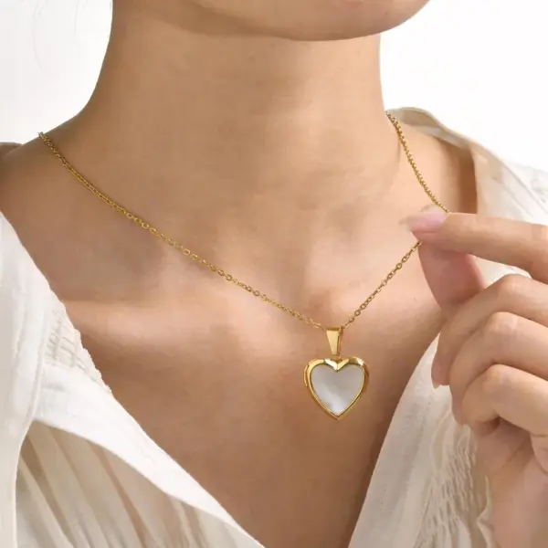 Wholesale PVD Coated Real Gold Plated 18K Gold Heart Shape 304 Stainless Steel Simple Style Waterproof Non Tarnish 304 Stainless Steel Necklace Pendant