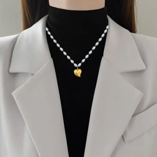 Wholesale Electroplating Golden Plated Heart Shape Titanium Steel Cute Classic Style Titanium Steel Pendant Necklace