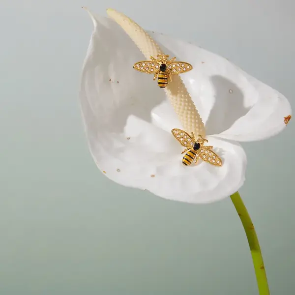 Wholesale Women's Classic 18K Gold Stainless Steel Zircon Bee Earrings Jewelry Pair Vacuum Plated 304 Stainless Steel Stud Earrings