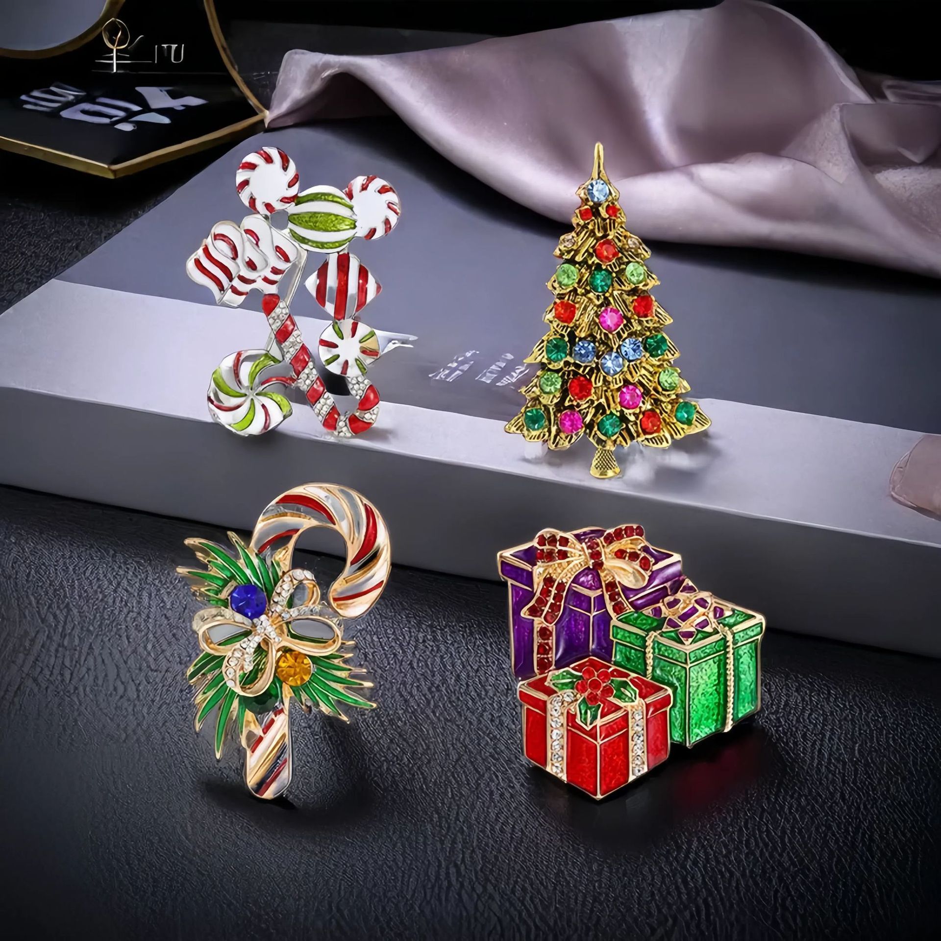 Wholesale Christmas brooch with rhinestones and oil-op alloy, high-grade brooch.