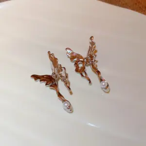 37 Silver Needle-Silver Pearl Butterfly