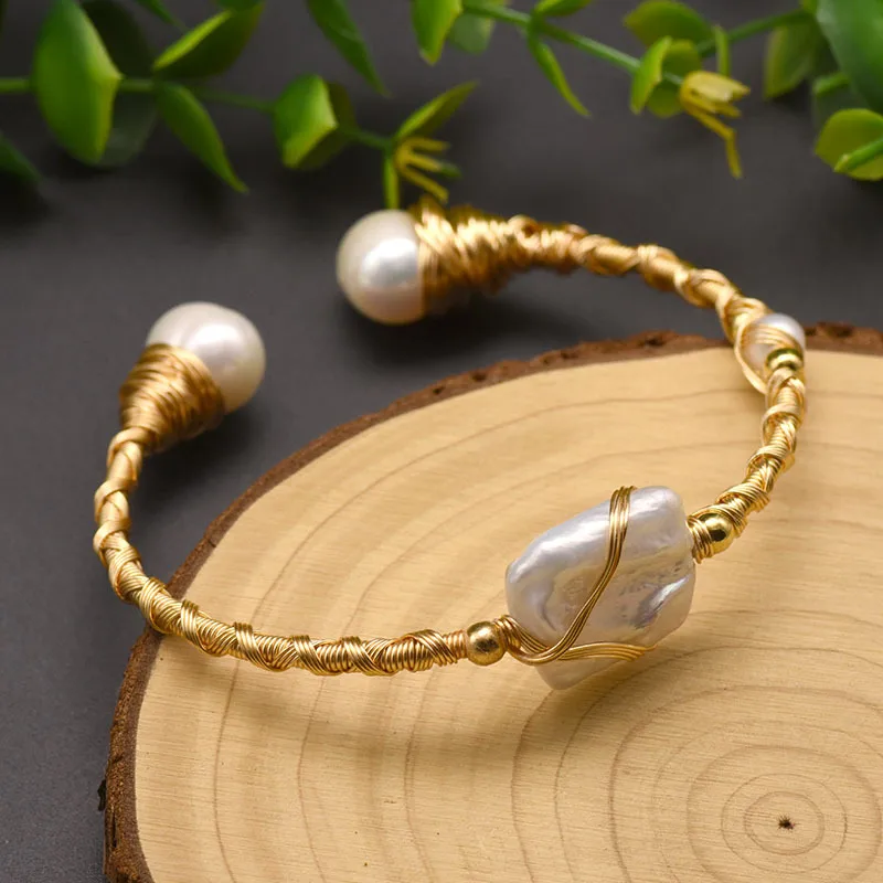 Wholesale Retro Solid Color Stainless Steel Freshwater Pearl Plating 18k Gold Plated Bangle