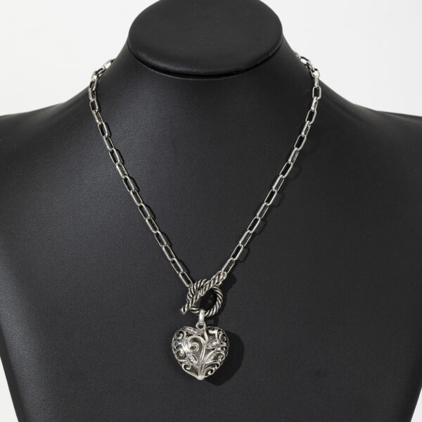 Wholesale Cross-Border Retro Gold Tang Grass Pattern Love Hollow Pendant Necklace Women's Light Luxury Fashion Temperament Niche Design