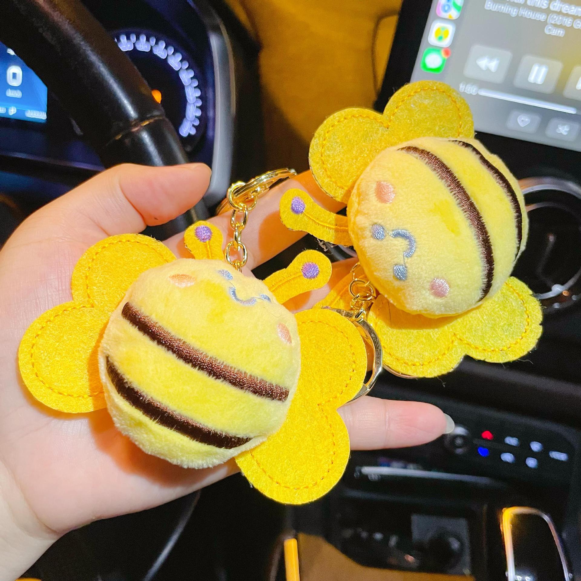 Wholesale Cartoon plush doll keychain cute bee key doll pendant clothing bag aessories brooch aessories
