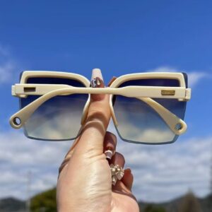 ordinary / White frame gray tea slice