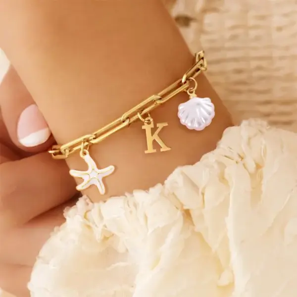 Wholesale Classic Summer Ocean Style Gold Stainless Steel Initial Bracelet Shell Starfish Pin Chain Ladies Bracelet Elegant Simple Design