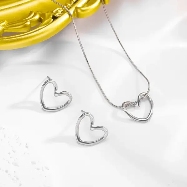 304 Stainless Steel Heart Shape Ion Plating (IP) Stone-Free 18K Gold Plated Cute Simple Style Roman Style Waterproof Non Tarnish Snake Chain Earrings Necklace