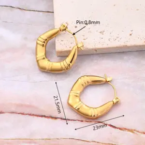 Four-Sided Striped Embossed U-Shaped Earrings (Gold) / 23x21.5mm (Needle Thickness:0.8mm) / 1 Pair/Package