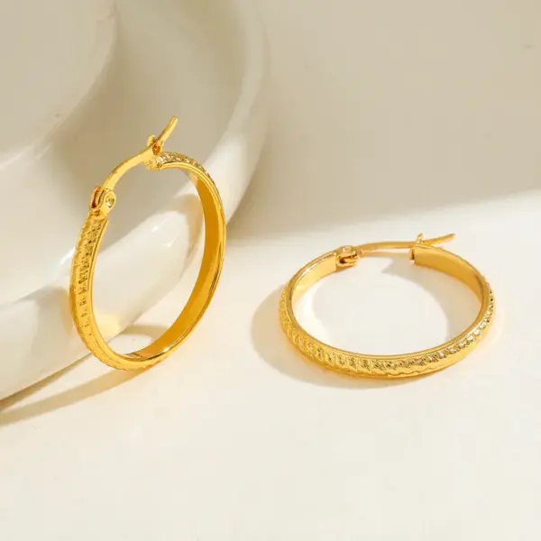 Wholesale Round Vacuum Electroplating (In Furnace) Plated 18K Real Gold 304 Stainless Steel No Inlay Material Hoop Earrings For Women