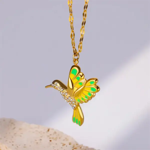 Wholesale PVD Coated Real Gold Plated Hummingbird 304 Stainless Steel Elegant Pastoral Waterproof Non Tarnish 304 Stainless Steel Pendant Necklace