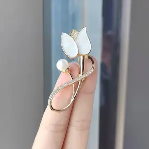 Xz0184 Magnolia Brooch