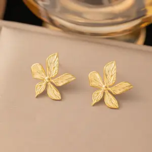 23 [Ag228] Five Petal Earrings Gold/19*18mm