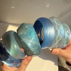 Wholesale Blue Sparkling Water Ripple Round Resin Bracelet