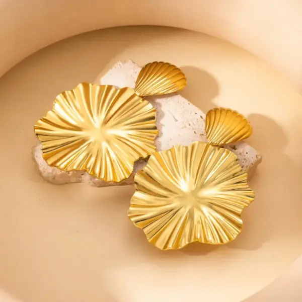 Wholesale 18K Gold Plated 304 Stainless Steel Ion Plating (IP) Flower Waterproof Non Tarnish Elegant Retro Ear Studs For Women's