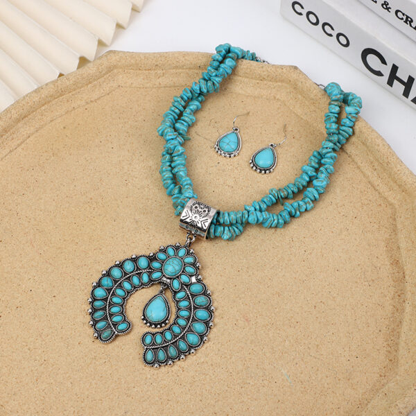 Wholesale New Retro Round Flower Turquoise Pendant Ethnic Style Alloy Geometric Earrings Necklace Jewelry Set