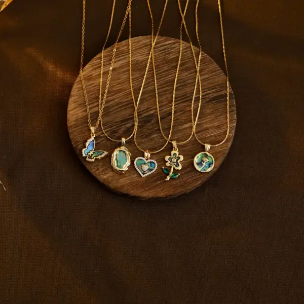 304 Stainless Steel Heart Shape Flower Butterfly PVD Coated Zircon Abalone Shell 18K Gold Plated Simple Style Commute Inlay Gold Pendant Necklace