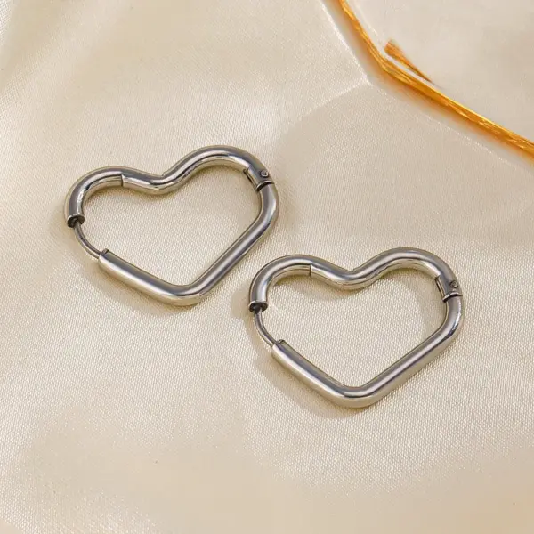 Wholesale PVD Coated 18K Gold Plated Heart Shape 304 Stainless Steel Simple Style Streetwear Waterproof Non Tarnish Earrings