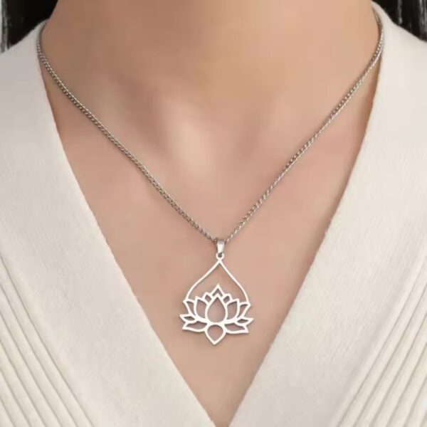 Wholesale Factory direct European and American fashion lotus necklace hollow lotus moon pendant ladies jewelry stainless steel necklace